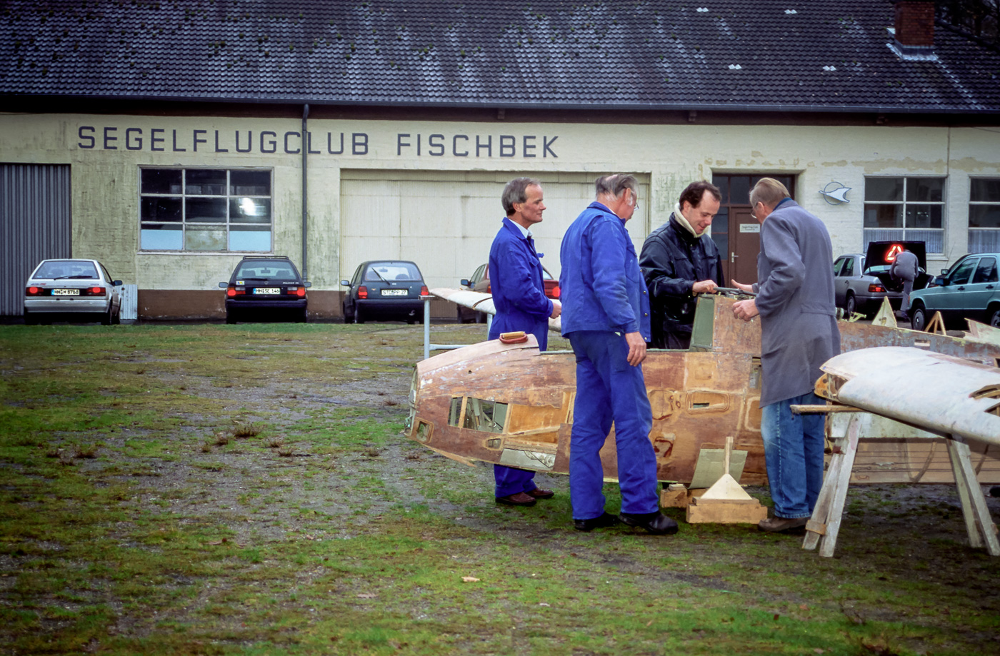 Hermanns Team hilft bei dem Zusammenbau des historischen Flugzeugs.