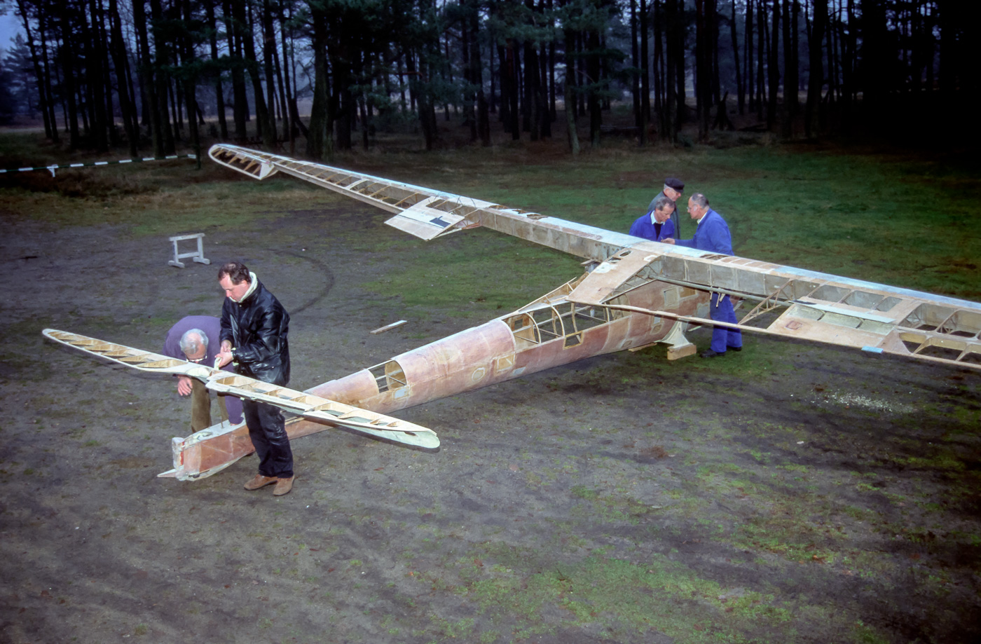 Das 8 m lange Flugzeug hat eine Spannweite von 18 m.